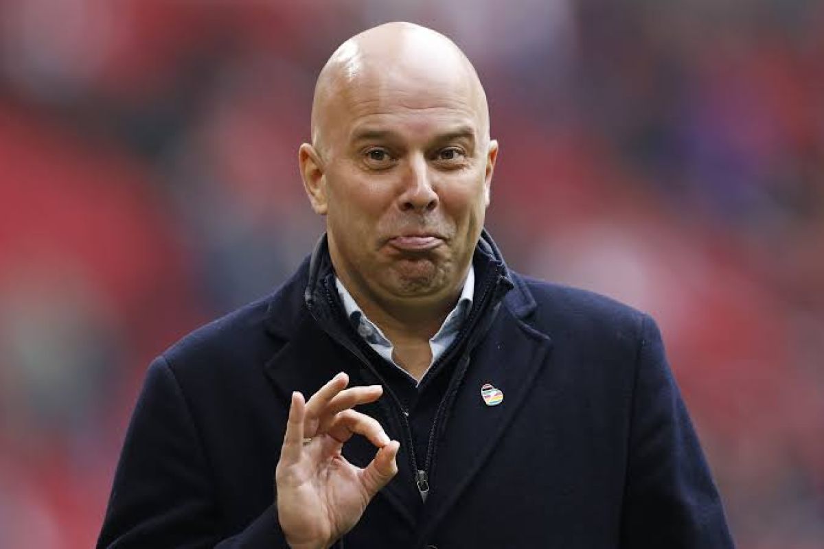 Арне Слот "Ливерпульді" келесі маусымда да басқара бермек